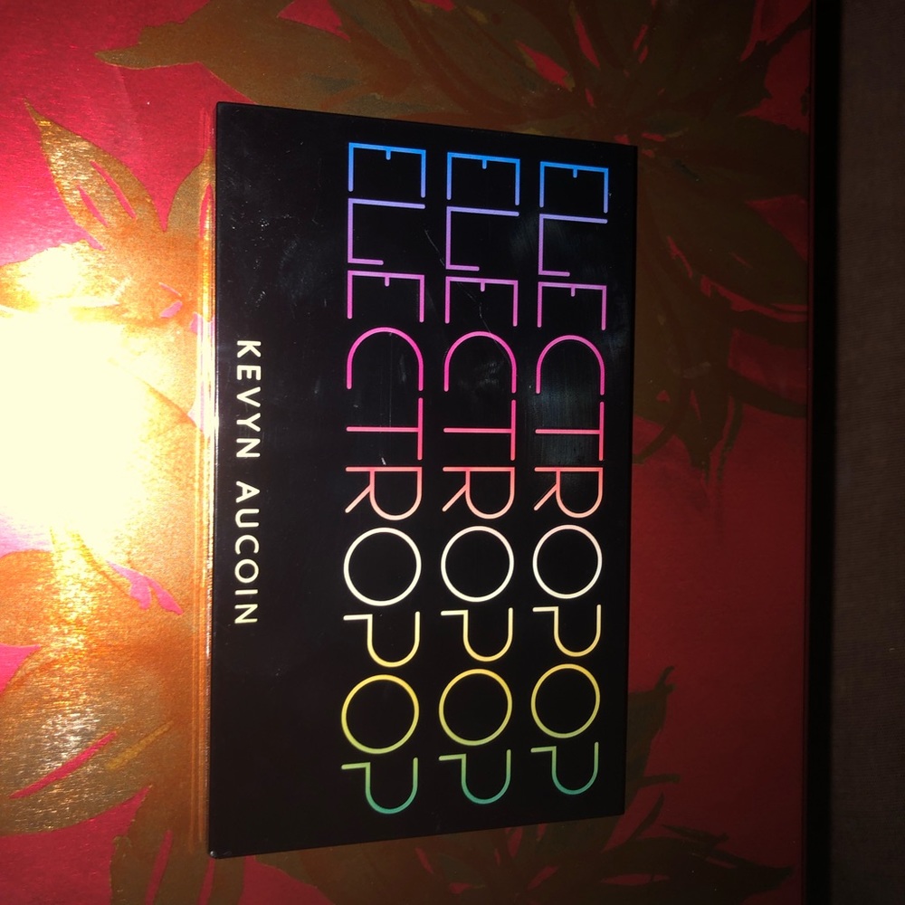 Kevyn aucoin elevtricpop palette